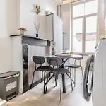 Spacious & Stylish 3 Adjacent Bedrooms In דירה *