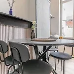 Spacious & Stylish 3 Adjacent Bedrooms In דירה