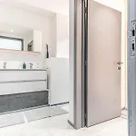 Spacious & Stylish 3 Adjacent Bedrooms In דירה