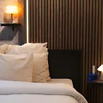 Spacious & Stylish 3 Adjacent Bedrooms In דירה
