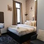 Spacious & Stylish 3 Adjacent Bedrooms In