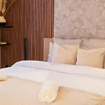 Spacious & Stylish 3 Adjacent Bedrooms In