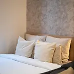 Spacious & Stylish 3 Adjacent Bedrooms In גנט