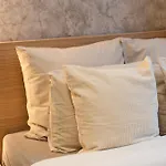 Spacious & Stylish 3 Adjacent Bedrooms In דירה *