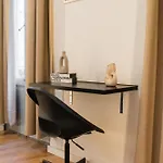 Spacious & Stylish 3 Adjacent Bedrooms In Lägenhet *