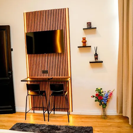 Spacious & Stylish 3 Adjacent Bedrooms In *