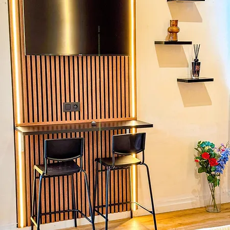 Spacious & Stylish 3 Adjacent Bedrooms In Apartment *