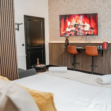 Spacious & Stylish 3 Adjacent Bedrooms In شقة *