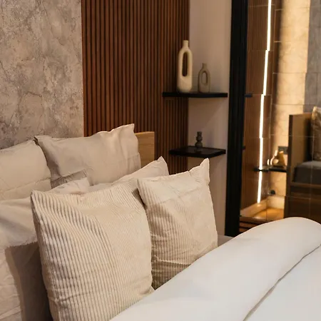 Spacious & Stylish 3 Adjacent Bedrooms In Apartment *