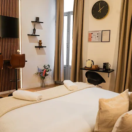 Spacious & Stylish 3 Adjacent Bedrooms In Lägenhet