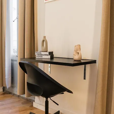 Spacious & Stylish 3 Adjacent Bedrooms In Lägenhet *