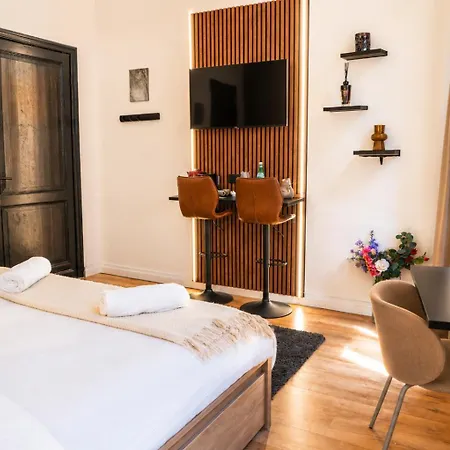 Spacious & Stylish 3 Adjacent Bedrooms In *