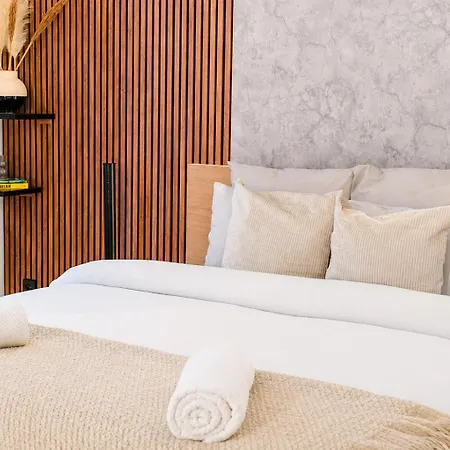 Spacious & Stylish 3 Adjacent Bedrooms In
