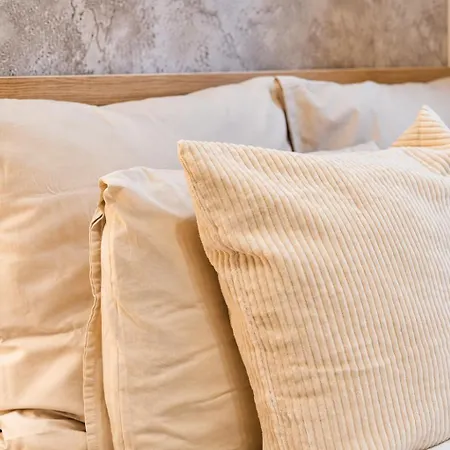 Spacious & Stylish 3 Adjacent Bedrooms In Lägenhet