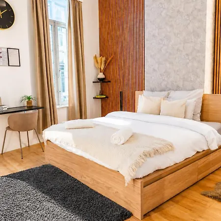 Spacious & Stylish 3 Adjacent Bedrooms In *
