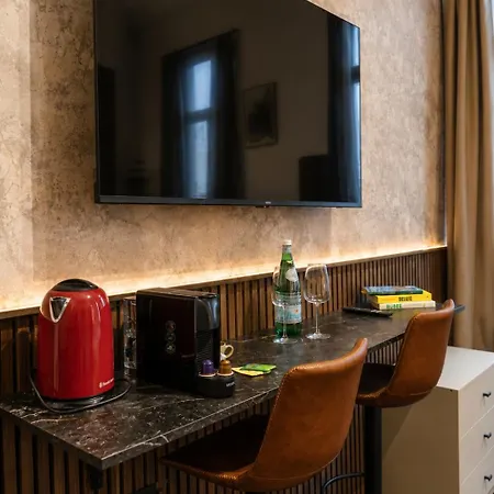 Spacious & Stylish 3 Adjacent Bedrooms In *