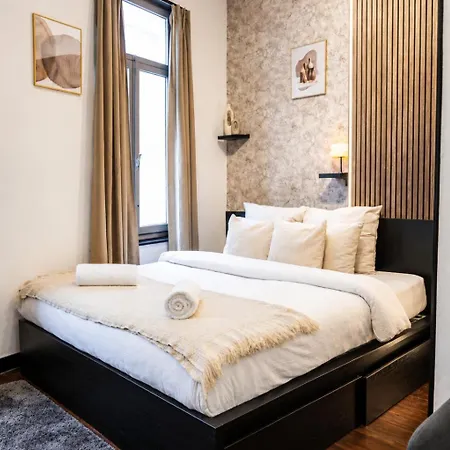 Spacious & Stylish 3 Adjacent Bedrooms In Lägenhet
