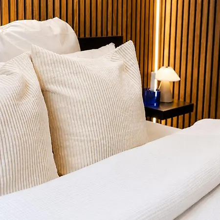 Spacious & Stylish 3 Adjacent Bedrooms In