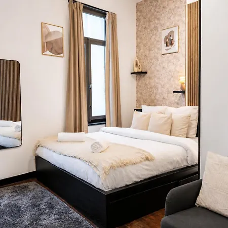 Spacious & Stylish 3 Adjacent Bedrooms In *