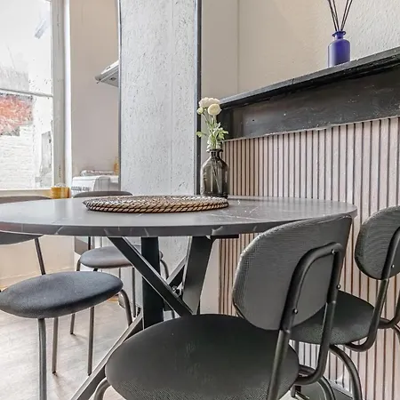 Spacious & Stylish 3 Adjacent Bedrooms In Lägenhet