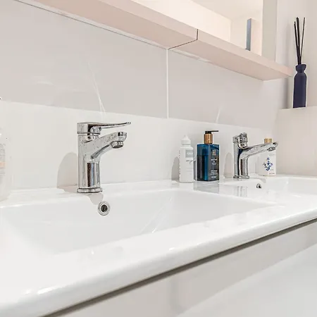 Spacious & Stylish 3 Adjacent Bedrooms In *