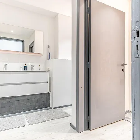 Spacious & Stylish 3 Adjacent Bedrooms In Lägenhet