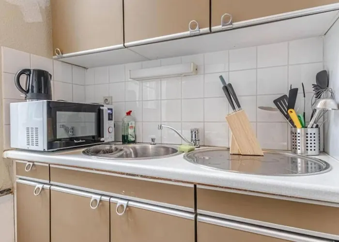 Spacious & Stylish 3 Adjacent Bedrooms In *