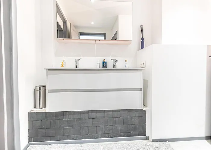 Spacious & Stylish 3 Adjacent Bedrooms In