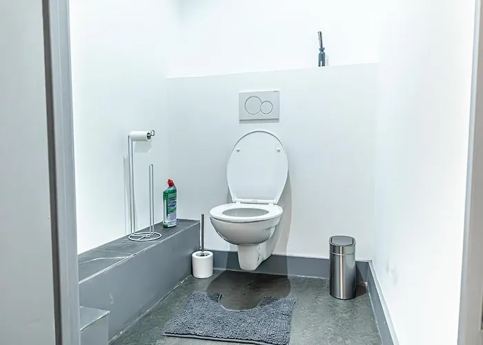 Spacious & Stylish 3 Adjacent Bedrooms In *