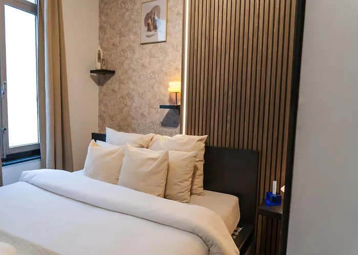 Spacious & Stylish 3 Adjacent Bedrooms In