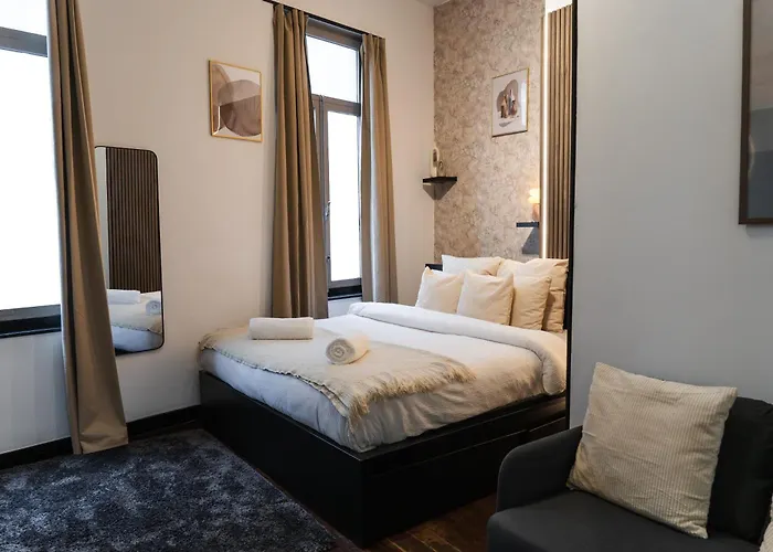 Spacious & Stylish 3 Adjacent Bedrooms In