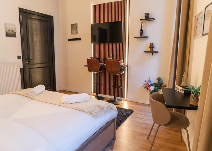 Spacious & Stylish 3 Adjacent Bedrooms In