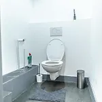 Spacious & Stylish 3 Adjacent Bedrooms In *