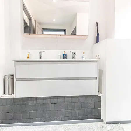Spacious & Stylish 3 Adjacent Bedrooms In