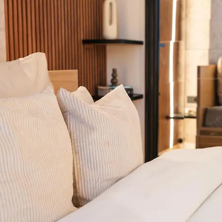 Spacious & Stylish 3 Adjacent Bedrooms In